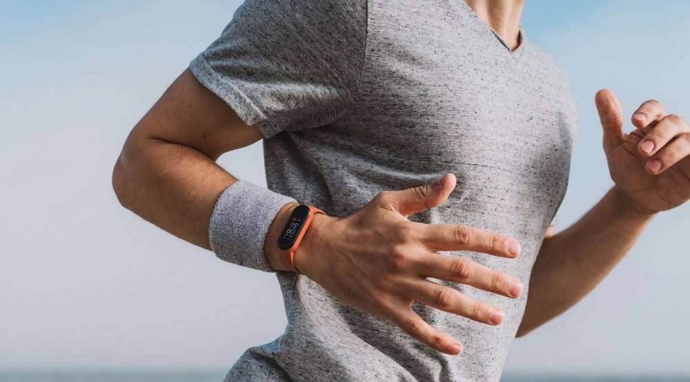 Smartband AMAZFIT Band 5 ekran bateria pasek koperta ładowanie pomiar tętno puls krew tlen sen spanie sport ćwiczenia zdrowie