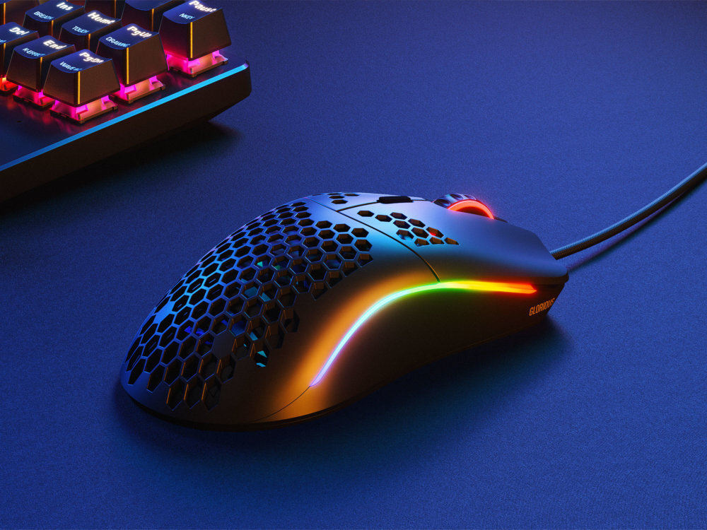 GLORIOUS PC Gaming Race Model O- konstrukcja obudowy wzorze plastra miodu stylowe oświetlenie - mysz na ciemnym biurku