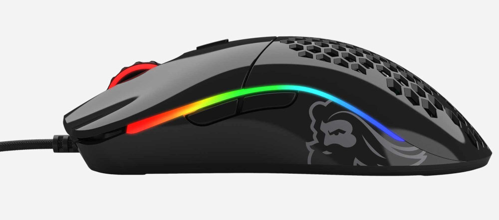 GLORIOUS PC Gaming Race Model O 58 g redukuje zmęczenie dłoni obudowa o wymiarach około 128 × 66 × 38 mm teflonowe ślizgacze - mysz od boku na białym tle