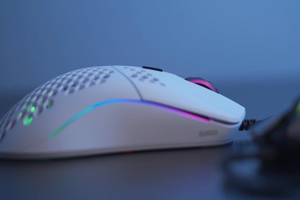 GLORIOUS PC Gaming Race Model O GLORIOUS PC Model O mechaniczne przełączniki Omron 20 milionów kliknięć - mysz na blacie od boku