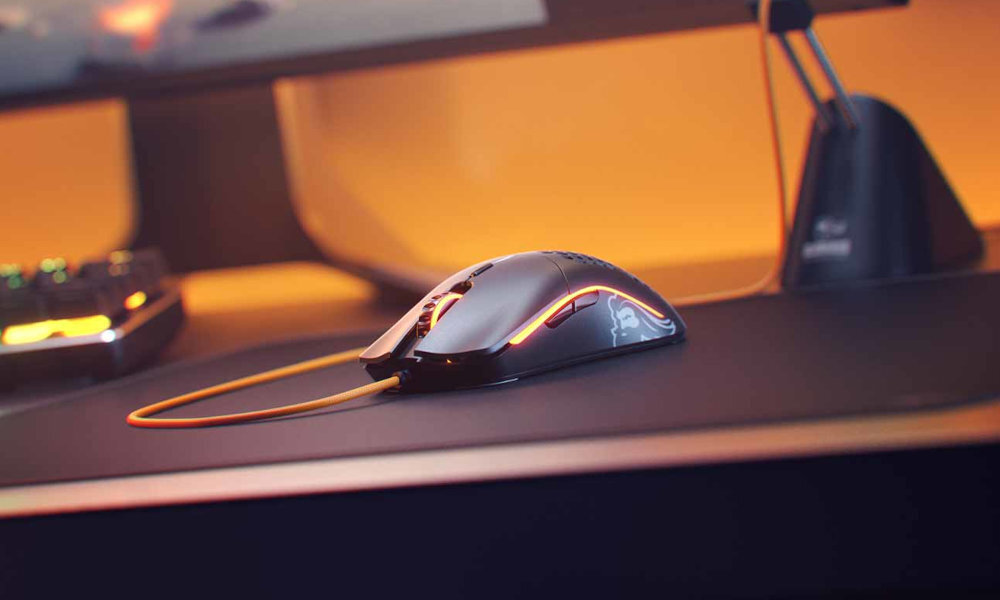 Glorious Model O - mysz na biurku