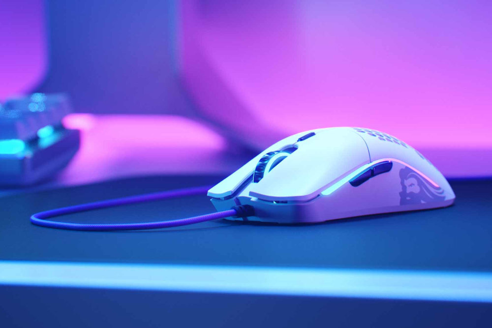 GLORIOUS PC Gaming Race Model O- Model O- symetryczna konstrukcja dłoni prawej, jak i lewej graczy leworęcznych - biała mysz na oświetlonym biurku