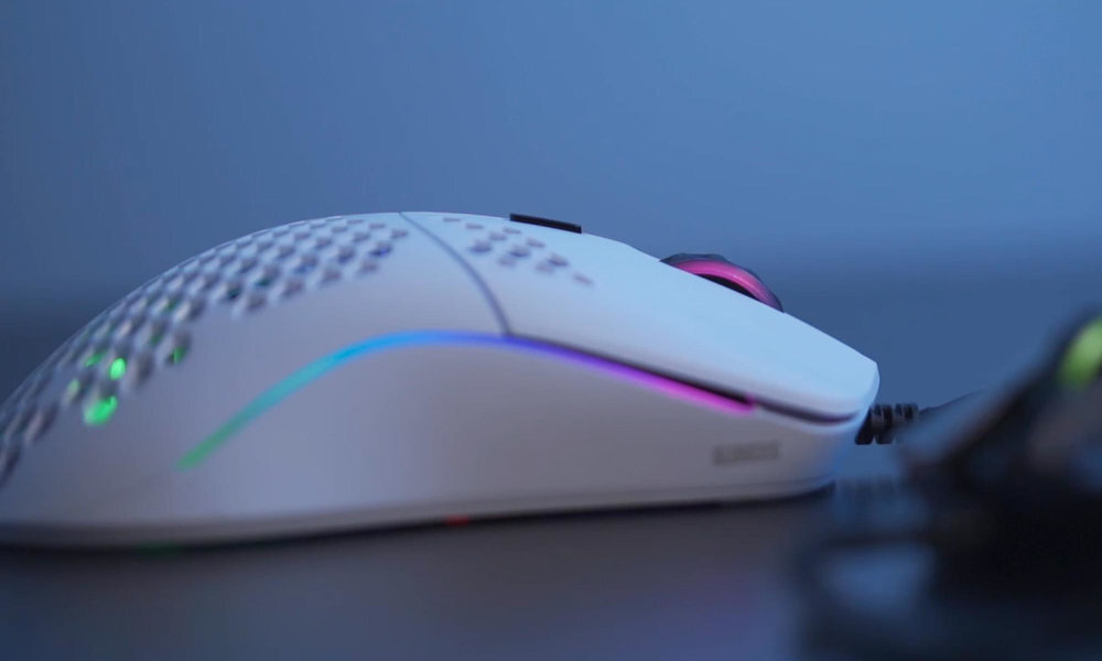 Glorious Model O - mysz na biurku