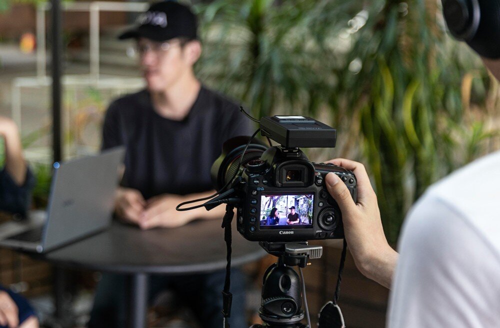 System bezprzewodowy BOYA BY-WM8 PRO K1 obsługa wyciszanie wyświetlacz parametry