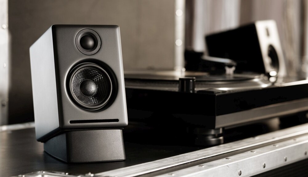 Kolumny głośnikowe AUDIOENGINE A2+ brzmienie bezprzewodowe łącze złącza dźwięk wszechstronność  obsługa instalacja design jakość wykonanie opakowanie zestaw