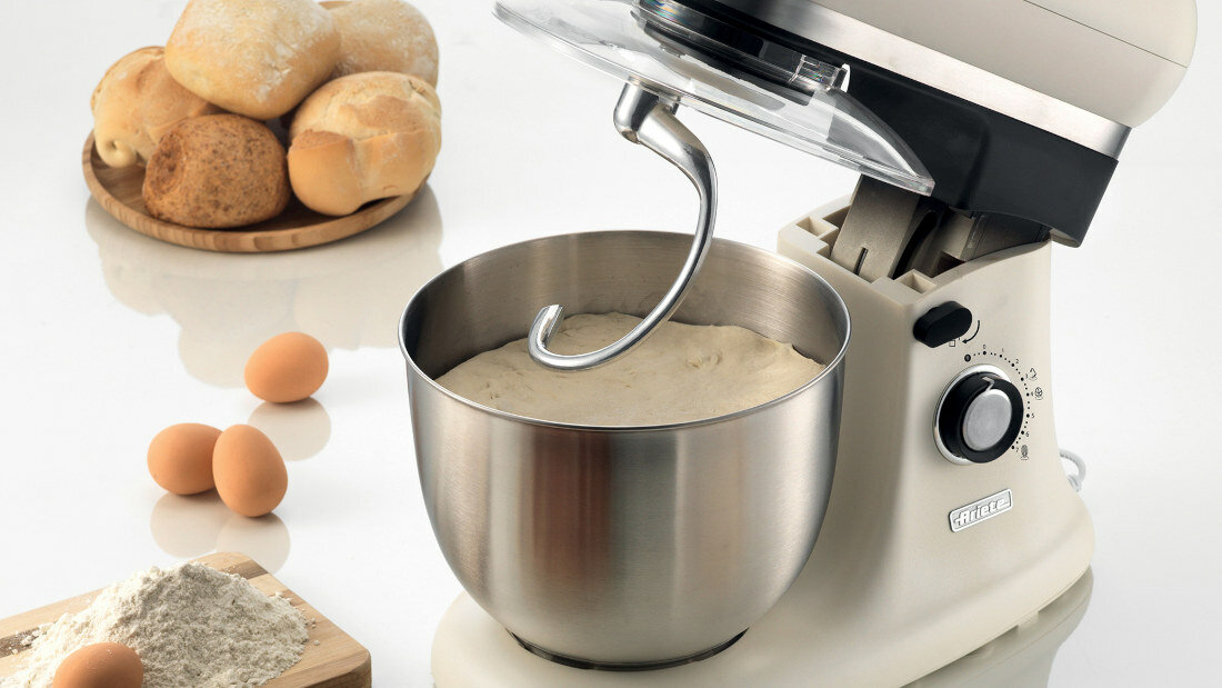 Robot kuchenny planetarny ARIETE Classica 1588/07 2400W zagniatanie gestych ciast wysoka moc silnika oszczednosc czasu bez wysilku
