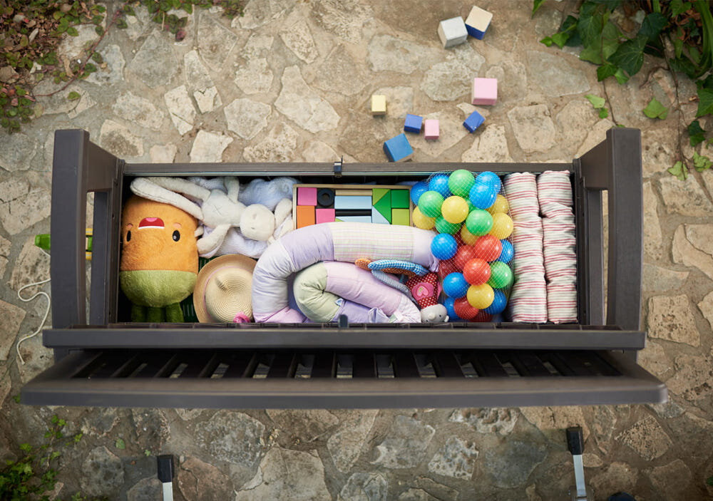 Ławka ogrodowa ze skrzynią KETER Patio Storage Bench 227L Biała Brązowy funkcja schowaka ładowność do 35 kg pojemność 227 litrów