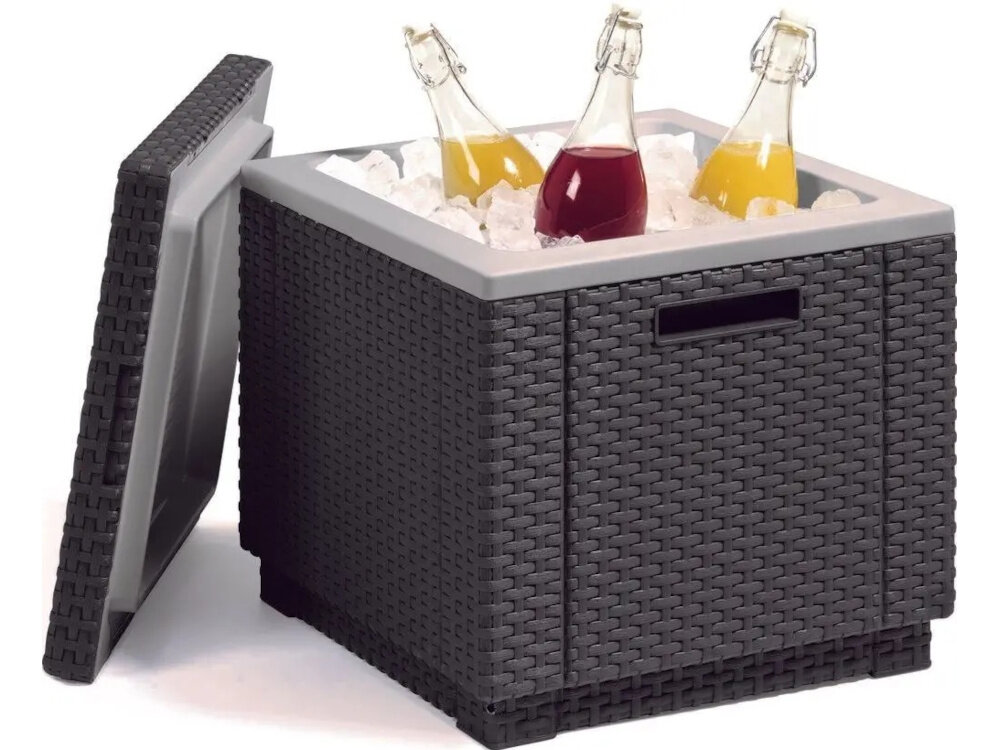 Pufa ogrodowa KETER Ice Cube 213828 Grafitowy pufa z otwartą klapą schowek wypełniony kostkami lodu i butelkami zdjęcie na białym tle funkcja pojemnika na lód wsypać kostki lodu do wnętrza niska temperatura napojów chłodne orzeźwienie
