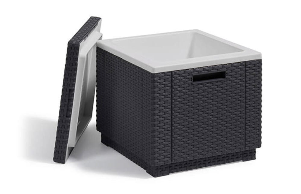 Pufa ogrodowa KETER Ice Cube 213828 Grafitowy pufa z otwartą klapą pusty schowek zdjęcie na białym tle wewnętrzny pojemnik przechowywanie różnych przedmiotów uporządkowana przestrzeń porządek w strefie wypoczynkowej