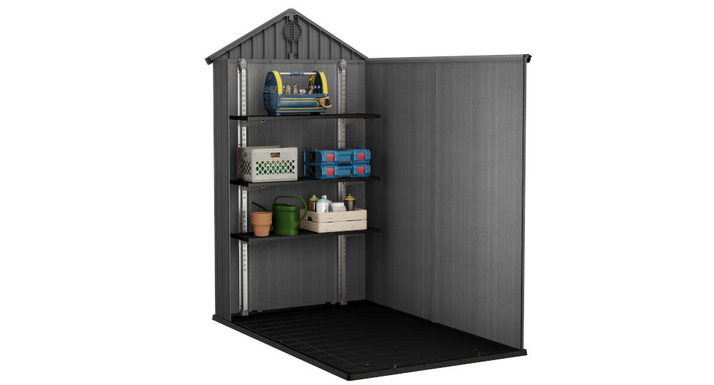 Szary domek narzędziowy z otwartą ścianą, ukazujący trzy półki z narzędziami i akcesoriami ogrodniczymi. Konstrukcja ma pionowe panele i trójkątny dach.