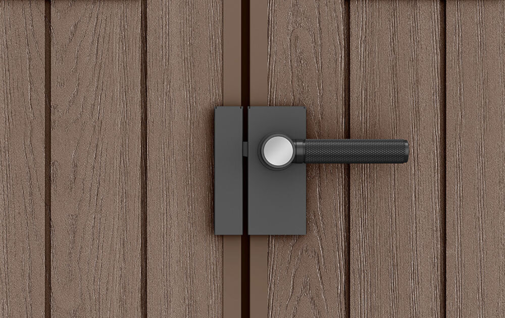 Zbliżenie na brązowe drzwi z fakturą drewna, wyposażone w czarną klamkę z metalicznym elementem centralnym.