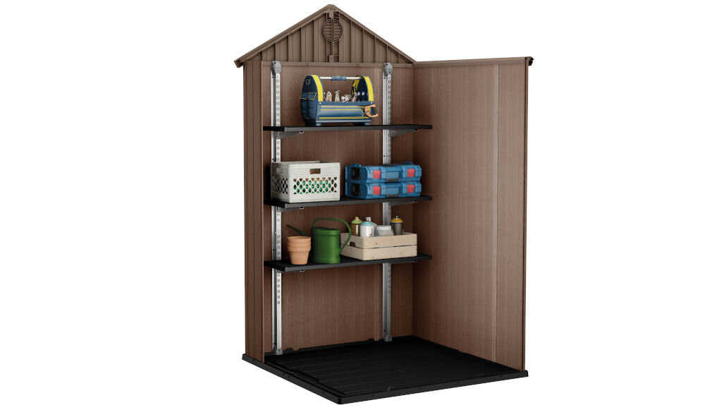 Brązowy domek narzędziowy z otwartymi drzwiami, ukazujący trzy półki z różnymi przedmiotami, takimi jak skrzynka narzędziowa, koszyk i doniczki. Wnętrze domku jest uporządkowane, a podłoga jest czarna.
