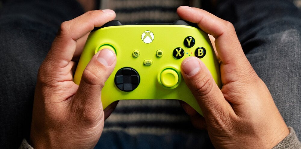 KONTROLER XBOX SERIES X Przewodowy CZARNY widok skos
