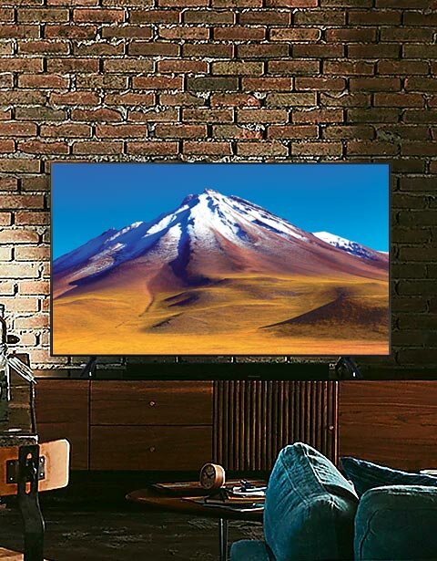 Telewizor Samsung wyświetlający widok góry, ciemny pokój z ciężkimi meblami Telewizor Samsung wyświetlający widok góry, ciemny pokój z ciężkimi meblami