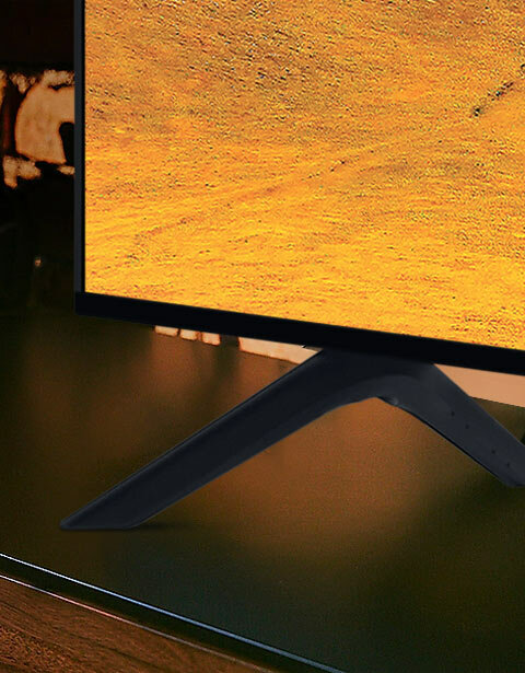 Lewe nogi telewizora Samsung stojącego na blacie