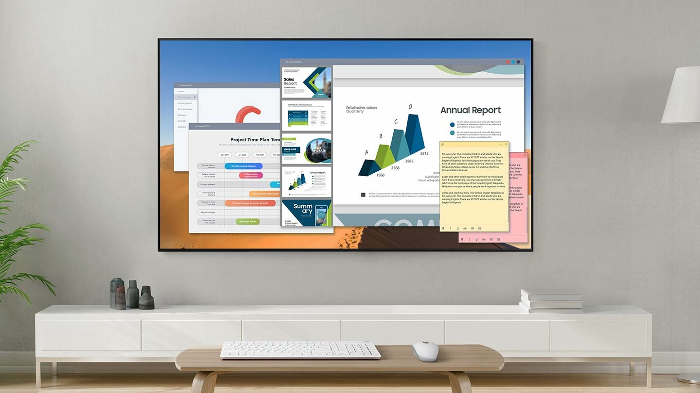 Telewizor Samsung umieszczony na białej ścianie minimalistycznego salonu, który służy jako monitor do pracy