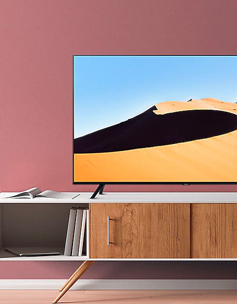 Telewizor Samsung na półce RTV na tle różowej ściany