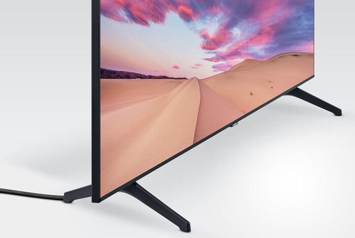 Ukryte kable telewizora stojącego w białej minimalistycznej przestrzeni