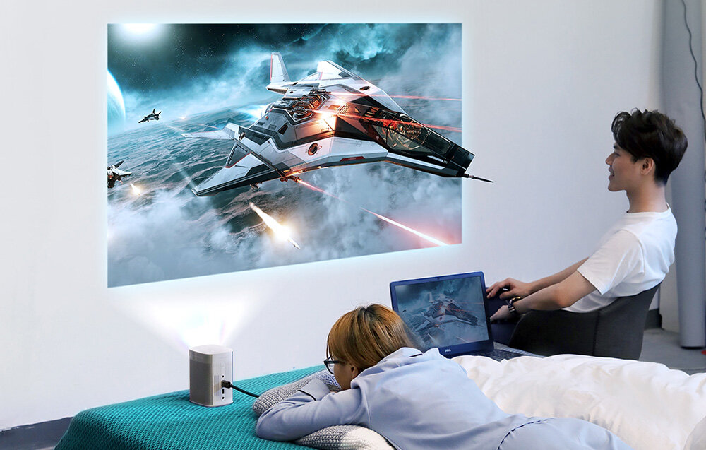 UGREEN HD135 przesyłanie obrazu w jakości 4K przy 60 Hz płynność scen i wyraźny obraz Technologia HDR - pokój z rzutnikiem i grą