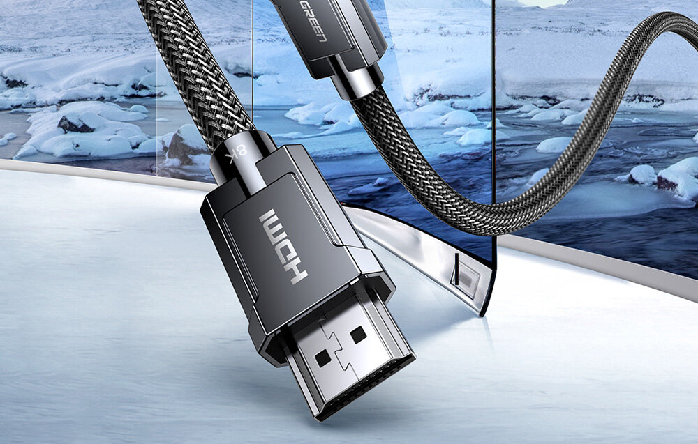 UGREEN HD135 starannie dobranych materiałów Pleciona powłoka Cynkowe osłony zarysowaniami i korozją niklowane złącza - kabel na tle ekranów, zbliżenie na wtyczkę