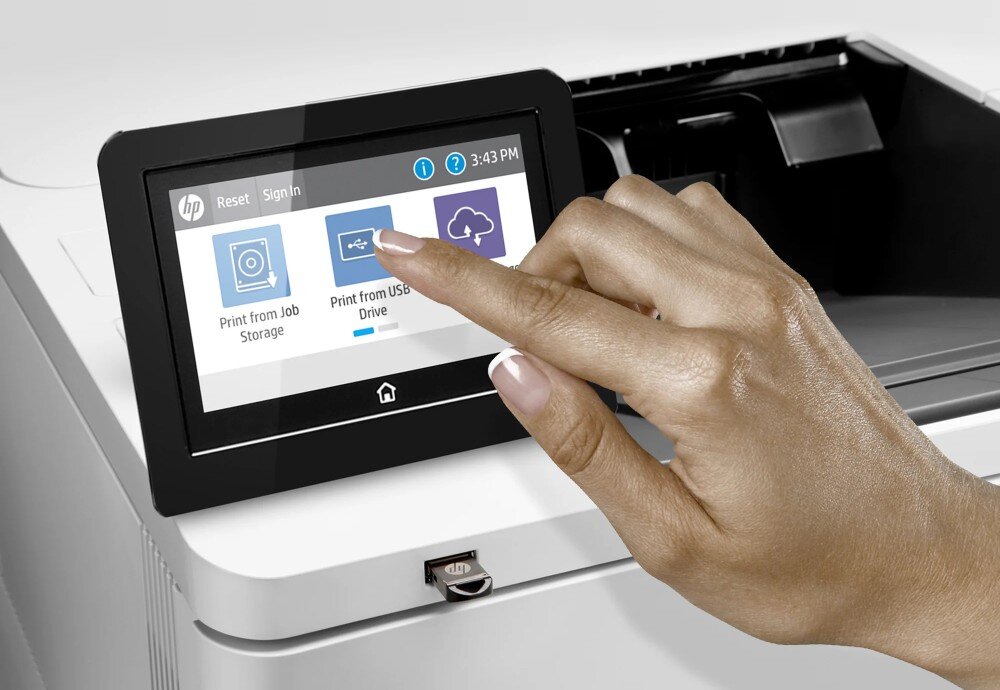 Drukarka HP LaserJet Enterprise M612dn Automatyczny druk dwustronny Zbliżenie na rękę korzystającą z ekranu dotykowego drukarki, na ekranie widoczne opcje drukowania, ekran, obsługa