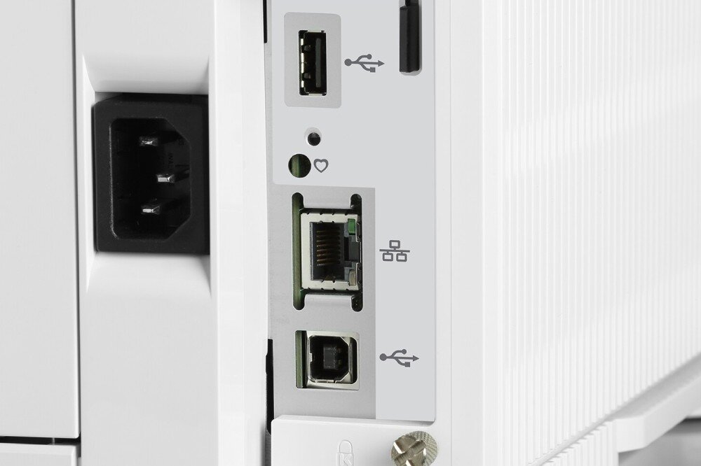 Drukarka HP LaserJet Enterprise M612dn Automatyczny druk dwustronny Zbliżenie na panel z tyłu drukarki, widoczne gniazda zasilania, Ethernet, USB oraz porty komunikacyjne, porty, podłączenie
