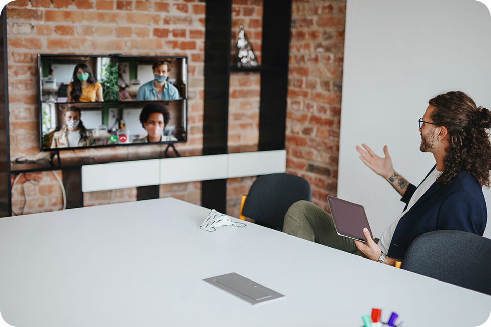 Mężczyzna prowadzi wideorozmowę ze znajomymi Mężczyzna prowadzi wideorozmowę ze znajomymi