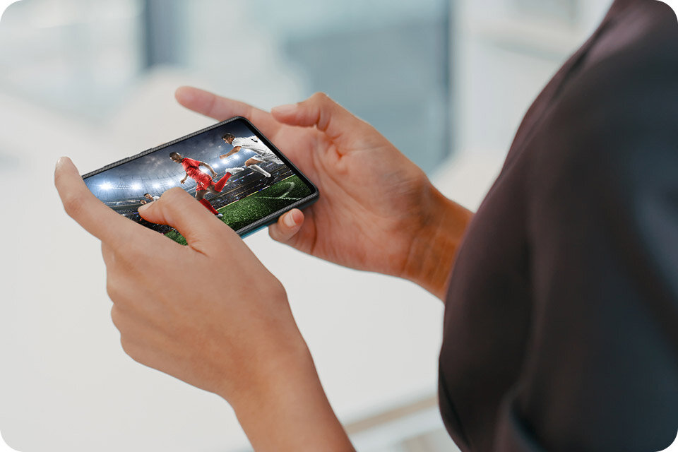 Oglądanie na telefonie meczu piłki nożnej Oglądanie na telefonie meczu piłki nożnej