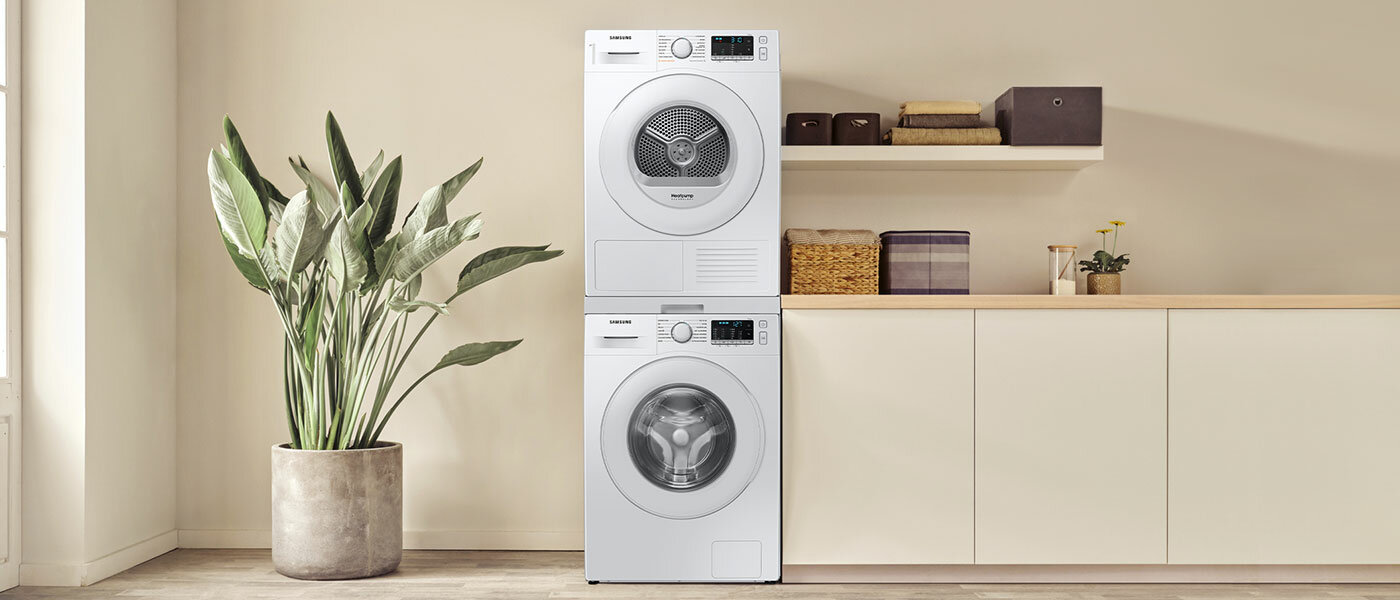 Suszarka i pralka tej samej serii a obok kwiat i szafa  Suszarka i pralka tej samej serii a obok kwiat i szafa