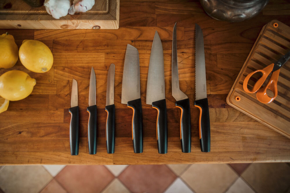 Nóż FISKARS Functional Form 1057536 wszechstronne narzędzie inspirowane azjatyckimi technikami kulinarnymi ostrze długość 16 cm wysokogatunkowa japońska stal nierdzewna precyzyjne krojenie warzyw mięsa siekanie ziół twardość 52 HRC długotrwała ostrość efektywność pracy lekkość 110 g