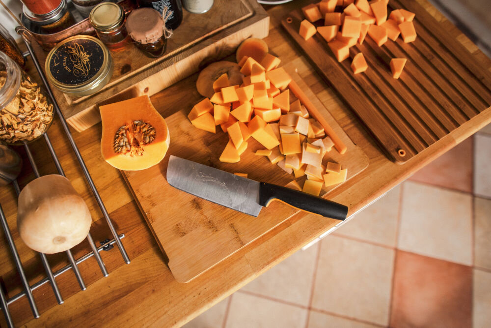 Nóż FISKARS Functional Form 1057537 krojenie z klasą
