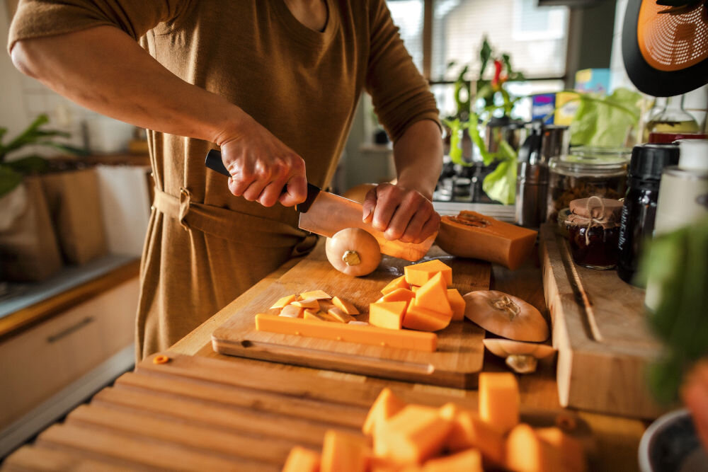 Nóż FISKARS Functional Form 1057537 ergonomiczna rękojeść powłoka SoftGrip pewny chwyt komfort podczas pracy duży ogranicznik na palce zwiększone bezpieczeństwo użytkowania lekka konstrukcja 122 g możliwość mycia w zmywarce łatwe czyszczenie i przechowywanie stworzony w Finlandii funkcjonalność stylowy design