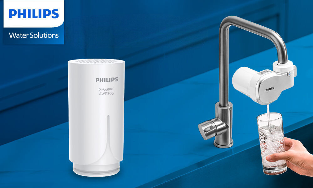 Wkład filtrujący PHILIPS AWP305/10 Wkład filtrujący Philips X-Guard AWP305 obok kranu z zamontowanym systemem filtracji wody.