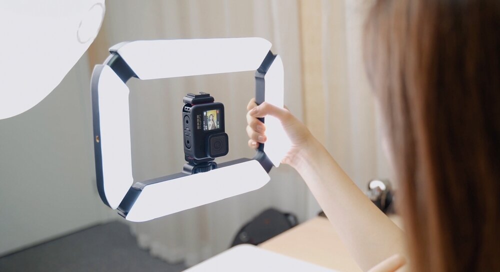 Lampa LED z adapterem do smartfona Ulanzi U200 z zamontowaną kamerą GOPRO