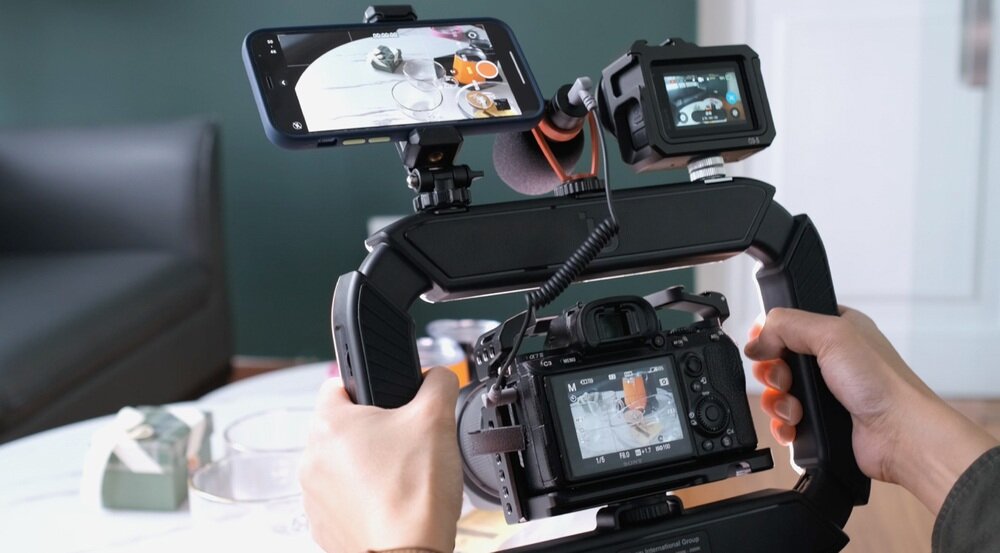 Lampa LED z adapterem do smartfona Ulanzi U200 z aparatem, smartfonem, mikrofonem oraz kamerą sportową