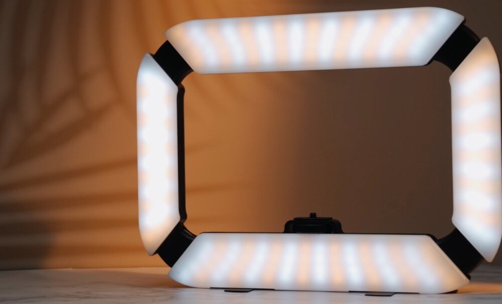 Lampa LED z adapterem do smartfona Ulanzi U200 na stole