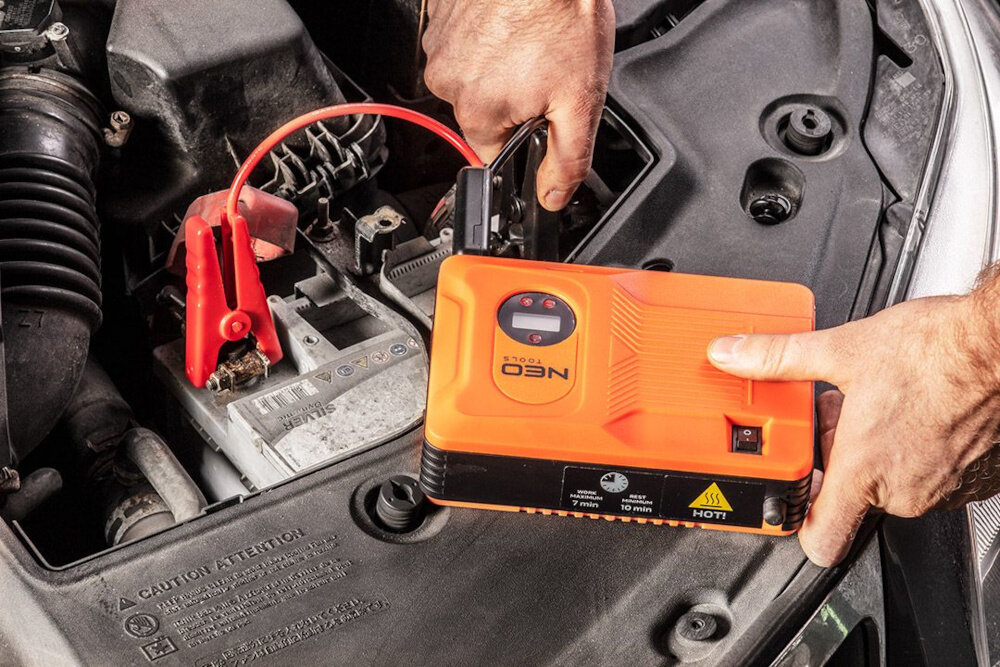 Urządzenie rozruchowe NEO Jump Starter 1.4Ah wszechstronne urzadzenie narzedzie 4 w 1 uniwersalnosc uruchomienie silnika powerbank latarka kompresor