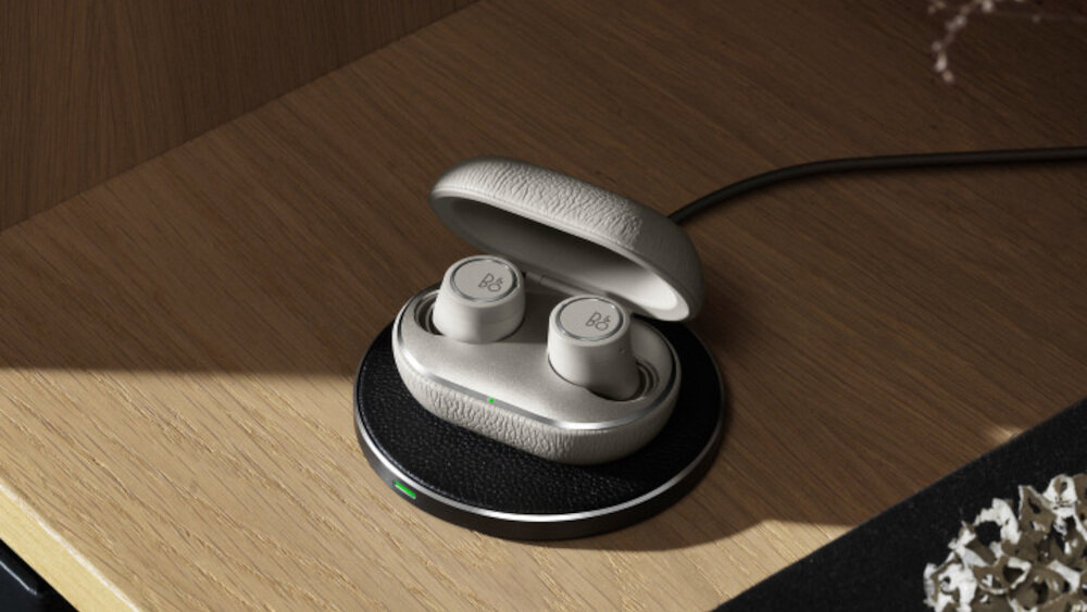 Słuchawki dokanałowe BANG & OLUFSEN Beoplay E8  - ładowanie