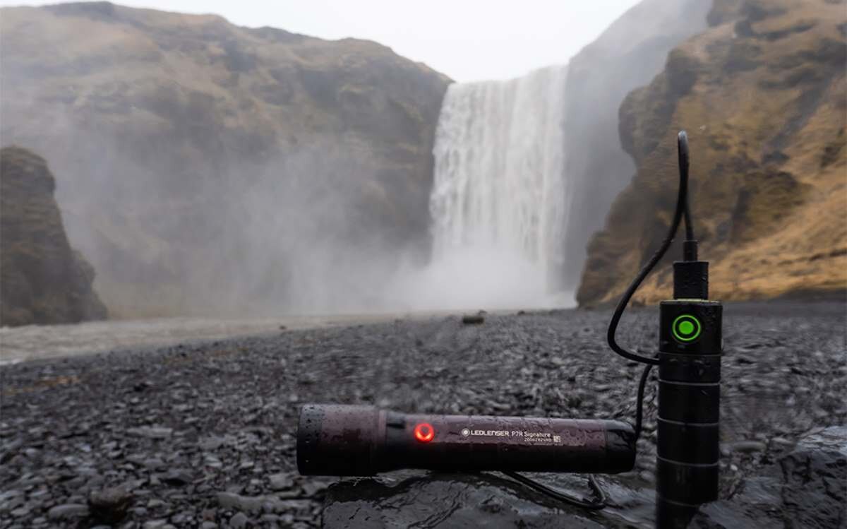 Wygodne ładowanie latarki Ledlenser P7R Signature