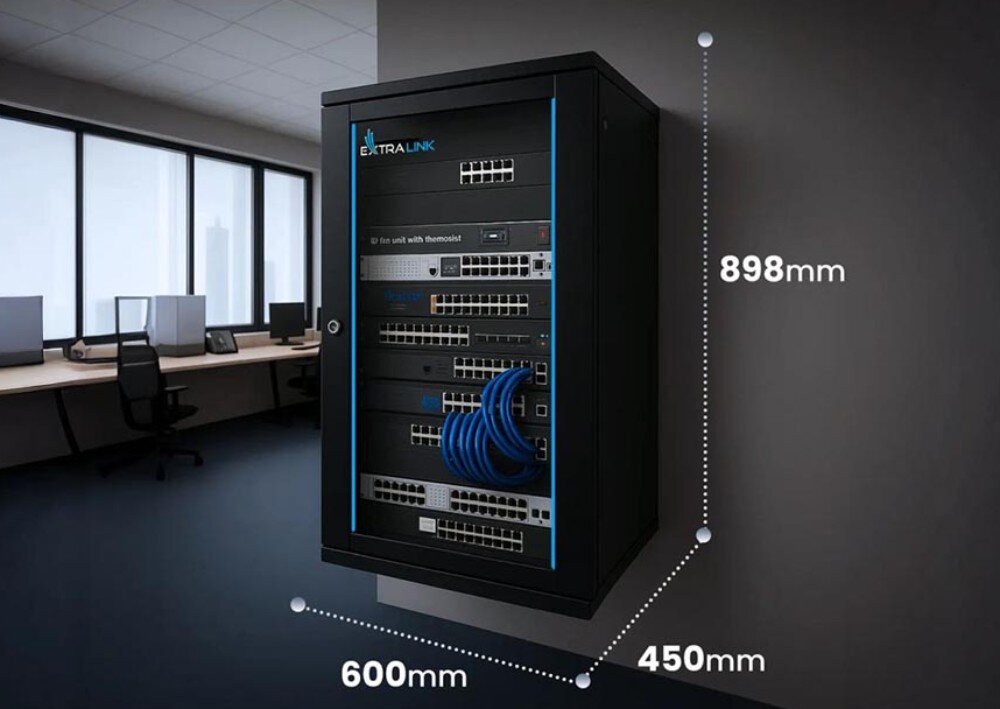 Szafa RACK EXTRALINK 19 18U EX.14367 Szafa sieciowa zamontowana na ścianie w biurze, na jej boku podane wymiary wysokość 898 mm, szerokość 600 mm i głębokość 450 mm, wewnątrz widoczne urządzenia z podłączonymi kablami, wielkość, wymiary, standard