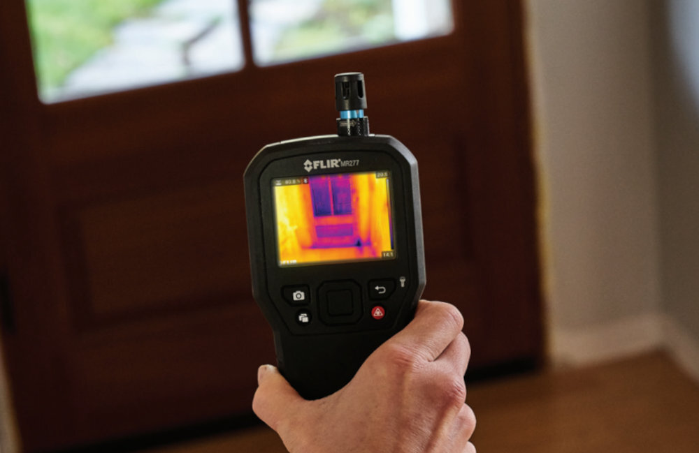 FLIR MR277 - kamera na tle drzwi wejsciowych