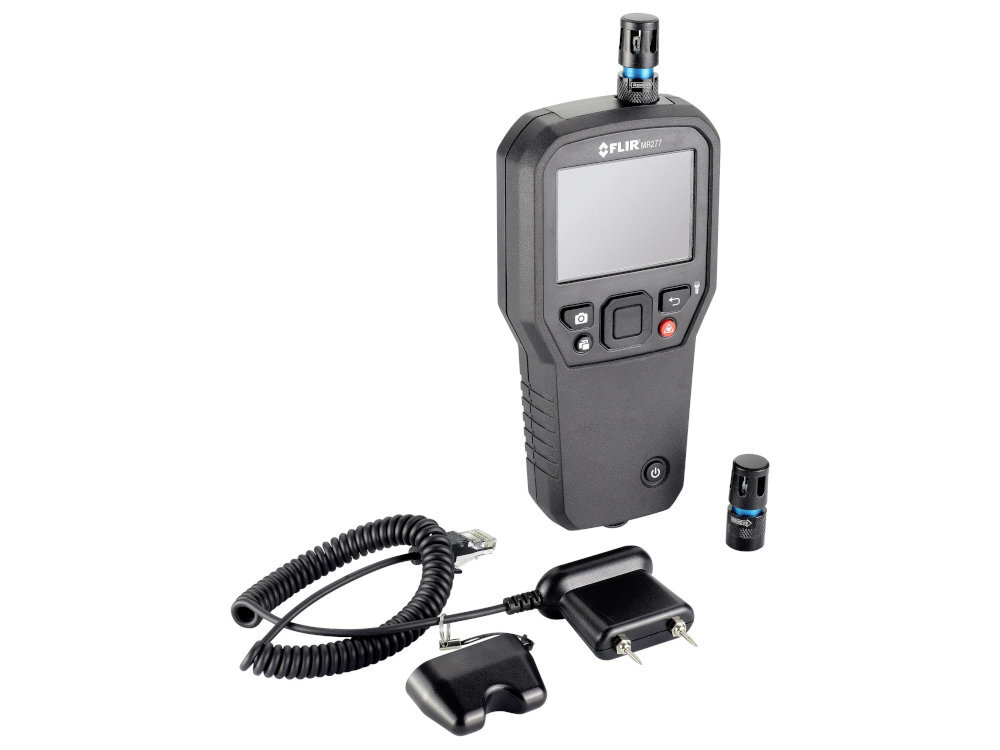 FLIR MR277 odpornością na warunki atmosferyczne kompaktowa obudowa (160 × 85 × 44 mm) waga 406 g  uchwyt interfejs - kamera z akcesoriami na białym tle