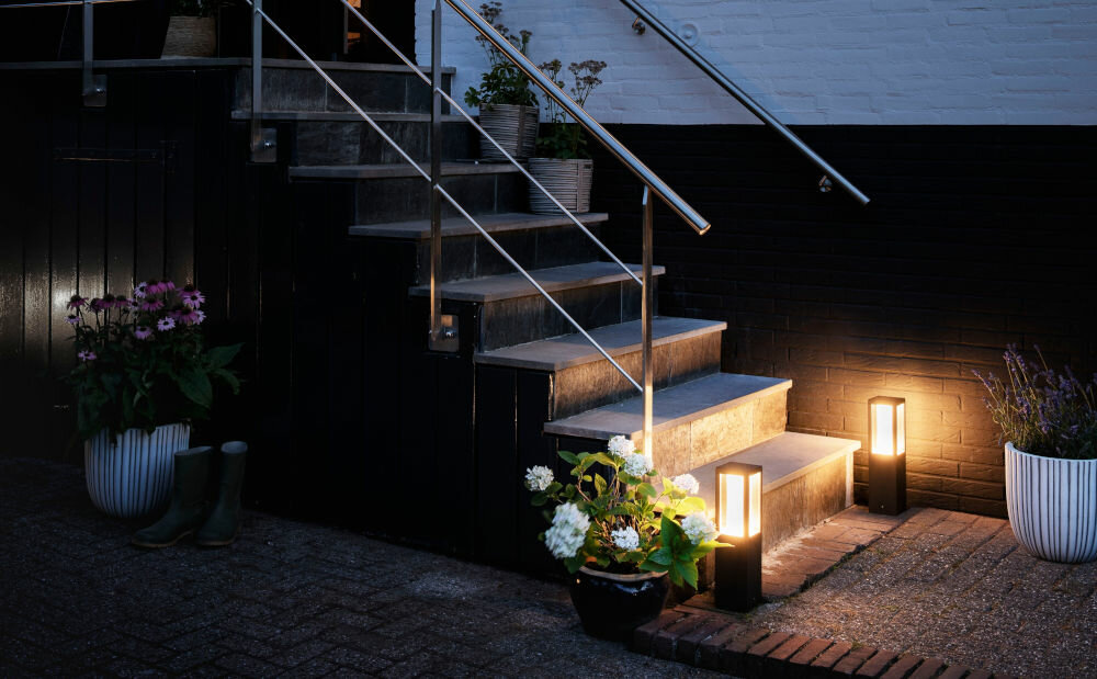 Oprawa zewnetrzna PHILIPS HUE Impress Czarny mozliwosci automatyczne przyciemnianie się lub calkowite wylaczanie się swiatla