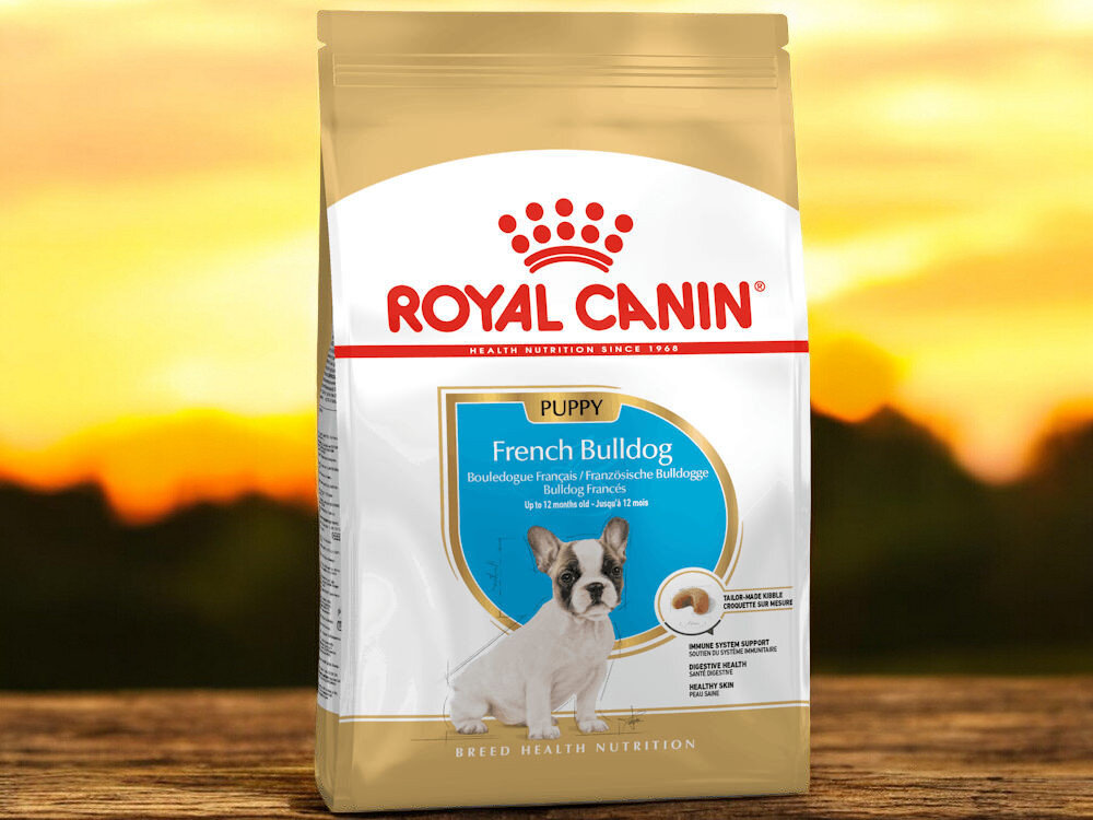 Karma dla psa ROYAL CANIN French Bulldog Puppy Drób 10 kg naturalne składniki opakowanie na tle łąki