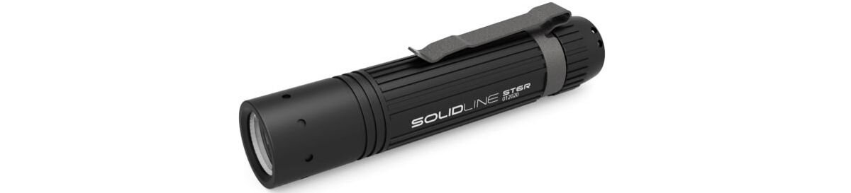 Latarka LEDLENSER Solidline ST6R Czarny, nietuzinkowe, solidna, obudowa, aluminium, na białym tle latarka frontem prawo skos