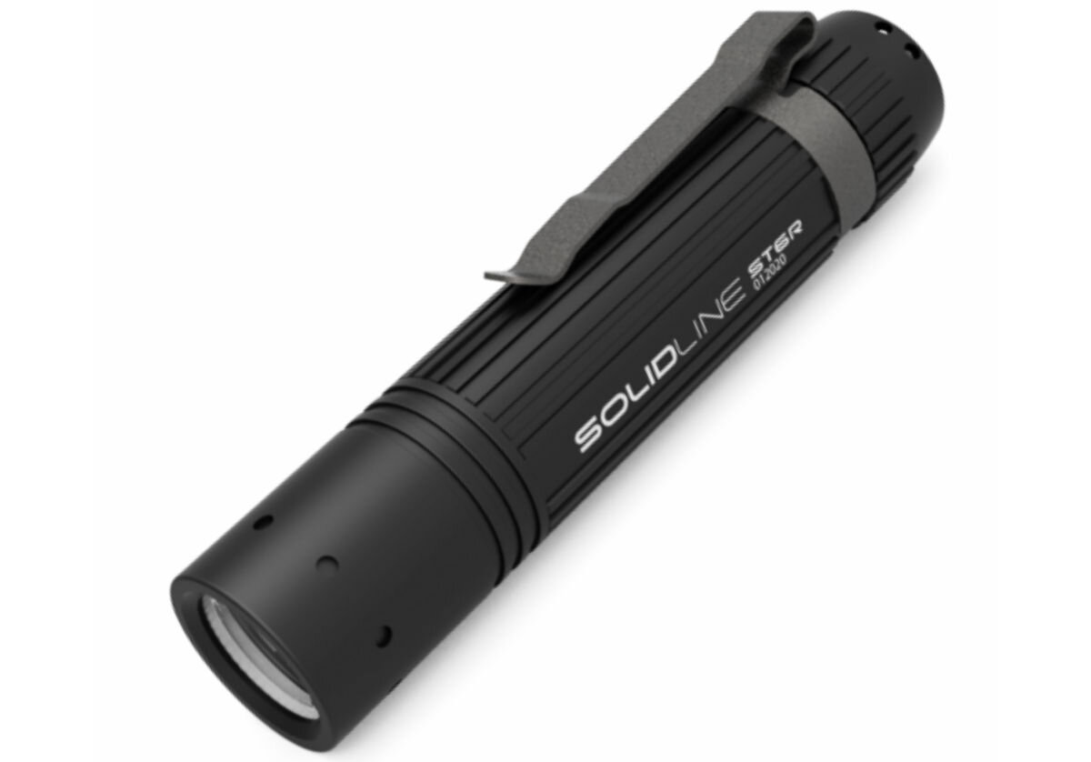 Latarka LEDLENSER Solidline ST6R Czarny, szerokość, wiązka, rozproszone, skupiona, na białym tle latarka frontem prawo skos skierowana ku dołowi