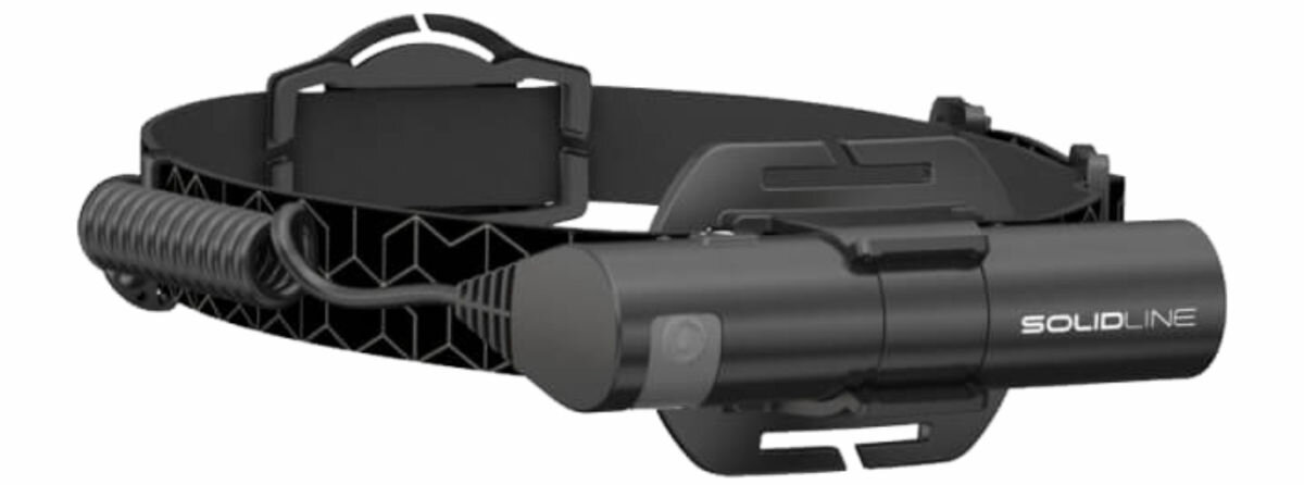 Latarka czołowa LEDLENSER Solidline SH6R, IP54, pył, zachlapanie, deszcz, zasilanie, na białym tle latarka poziomo od tyłu frontem