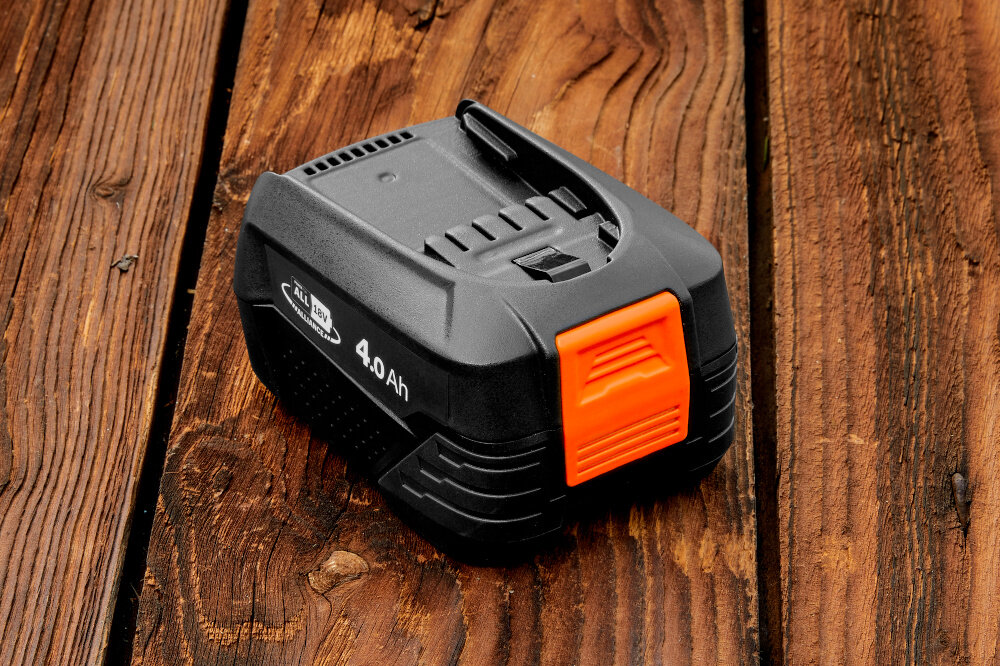 Zestaw GARDENA Ładowarka AL1830 CV + akumulator 18V 4.0Ah 14908-20 akumulator pojemnosc 4.0 Ah napiecie 18 V dlugotrwala wydajna praca technologia litowo-jonowa Li-Ion brak efektu pamieci