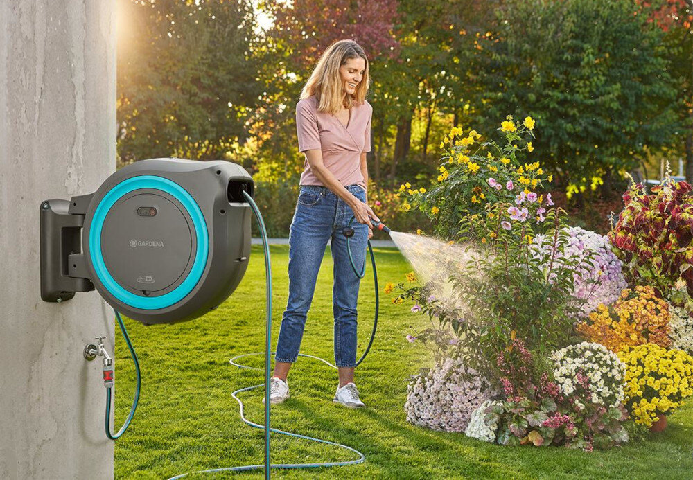 Bęben naścienny GARDENA RollUp L 18625-20 waz dlugosc 30 metrow srednica 13 mm obrot bebna w zakresie 180 stopni obrot w kierunku osoby podlewajacej zapobiega skrecaniu sie weza
