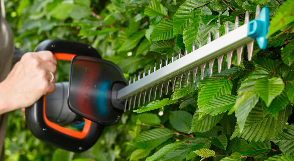 Nożyce do żywopłotu GARDENA ComfortCut 60-18V P4A 14731-55 akumulatorowe innowacyjne narzedzie ogrodowe precyzyjne wygodne przycinanie zywoplotu efektywne wygodne w uzytkowaniu akumulatorowe